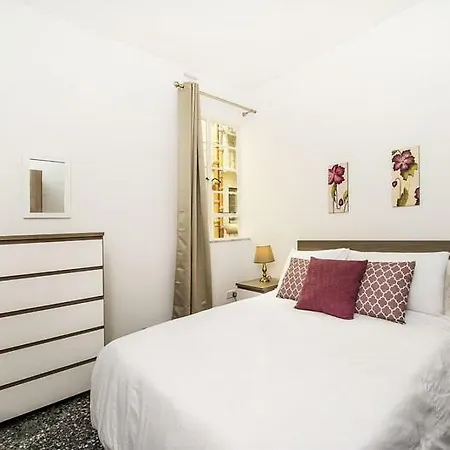 3 Bedroomed Bright דירה *