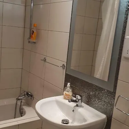 3 Bedroomed Bright דירה