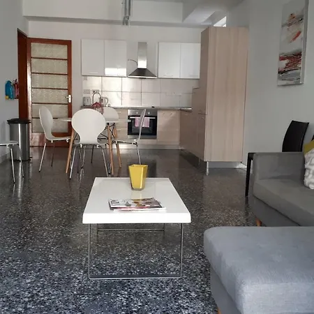3 Bedroomed Bright Lägenhet *